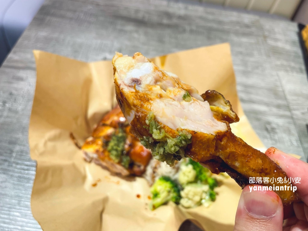 桃園【馮羽樓烏雞飯】推薦招牌嫩雞和脆皮雞腿，每一口都讓人戀愛