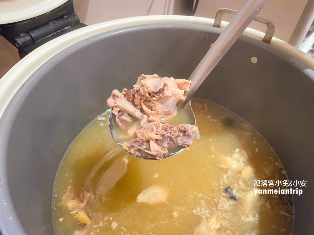 桃園【馮羽樓烏雞飯】推薦招牌油雞和脆皮嫩雞，每一口都讓人戀愛