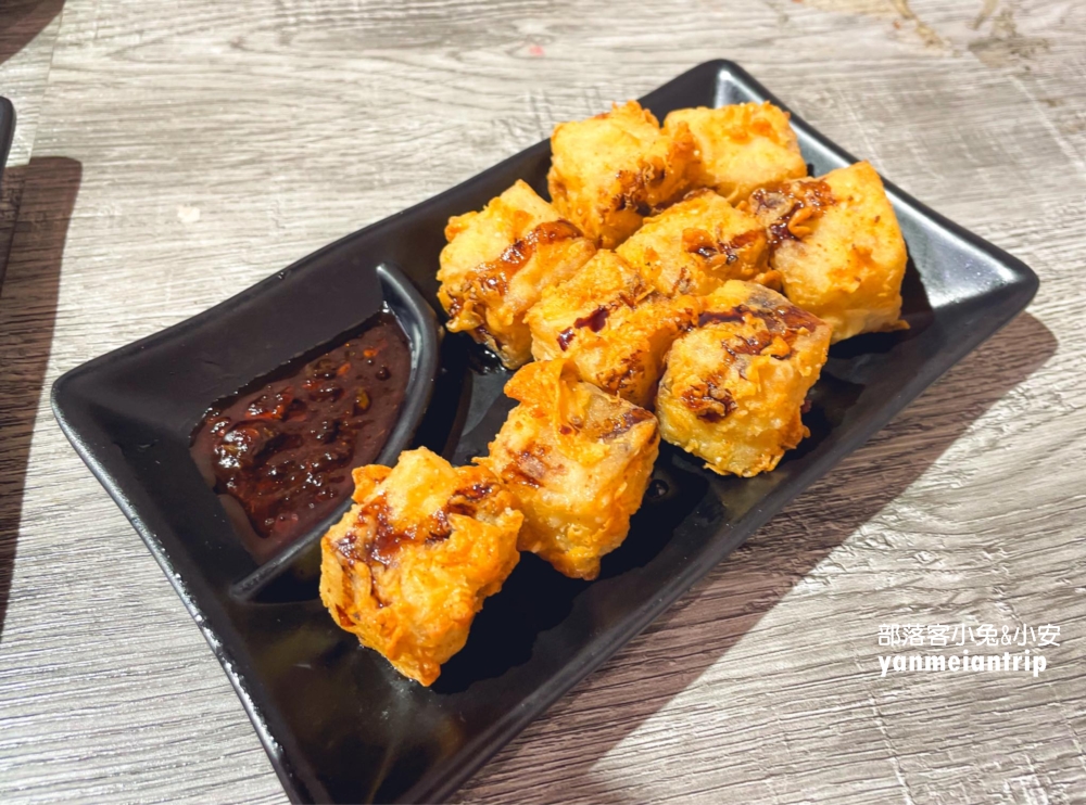 桃園【馮羽樓烏雞飯】推薦招牌嫩雞和脆皮雞腿，每一口都讓人戀愛