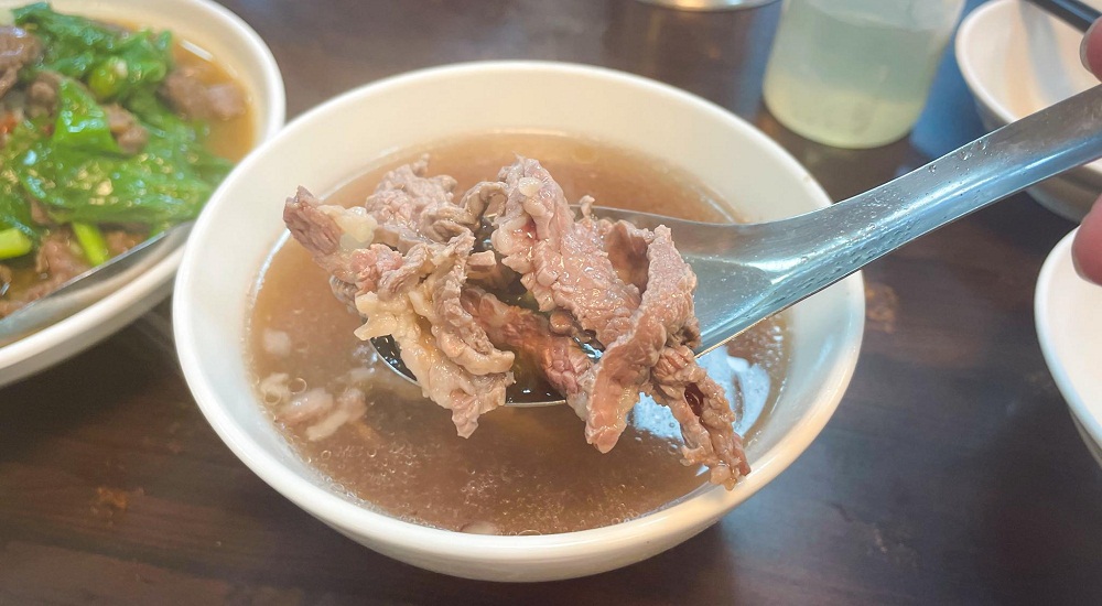 台南【億哥牛肉湯】南紡旁24小時牛肉湯店，Google4.1星並超過一萬則評論 @小兔小安*旅遊札記