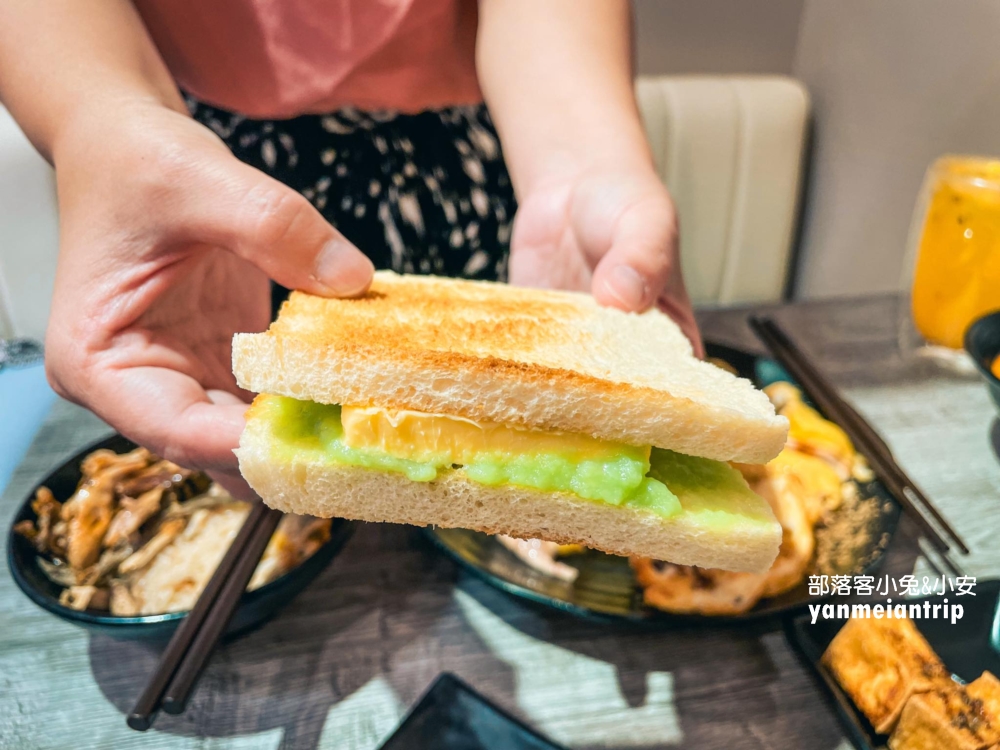 桃園【馮羽樓烏雞飯】推薦招牌嫩雞和脆皮雞腿，每一口都讓人戀愛