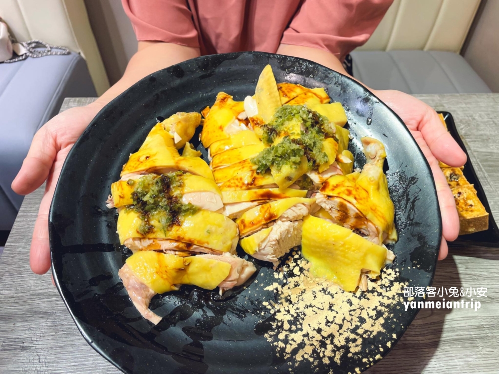 桃園【馮羽樓烏雞飯】推薦招牌嫩雞和脆皮雞腿，每一口都讓人戀愛