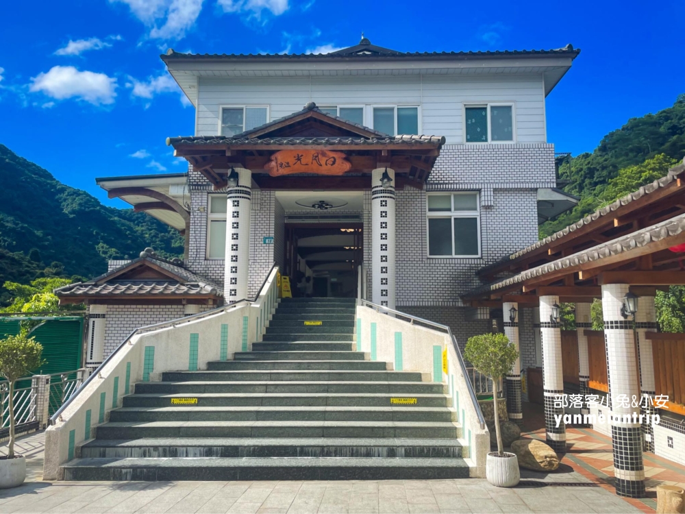 烏來名湯「日月光溫泉山莊」這裡的大眾池乾淨又舒適