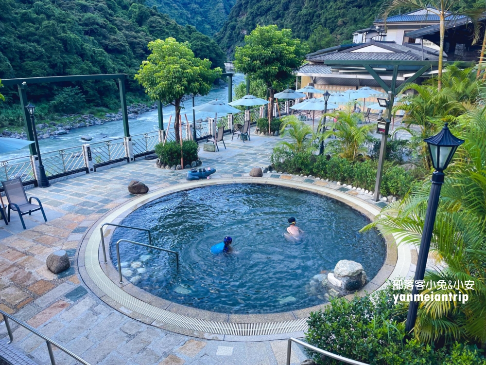 烏來名湯「日月光溫泉山莊」這裡的大眾池乾淨又舒適