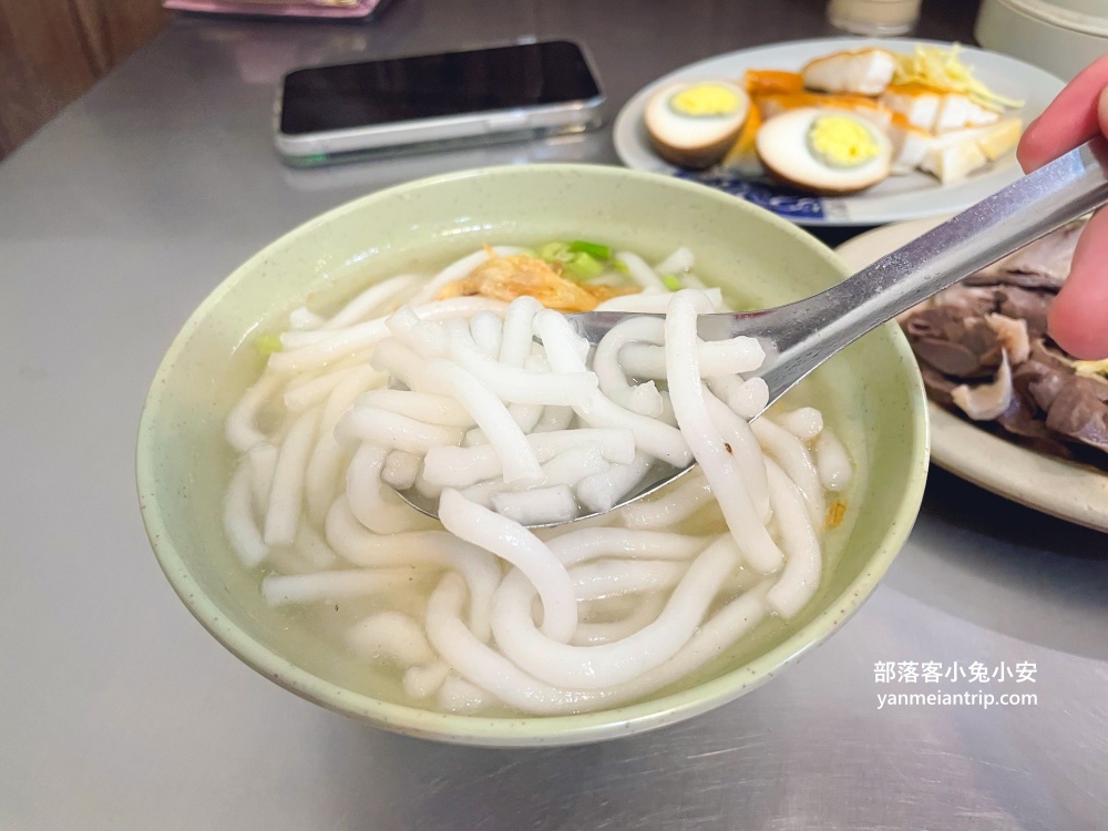 【蘇家米苔目】七堵市場裡生意很好的店家，用餐時間幾乎座無虛席