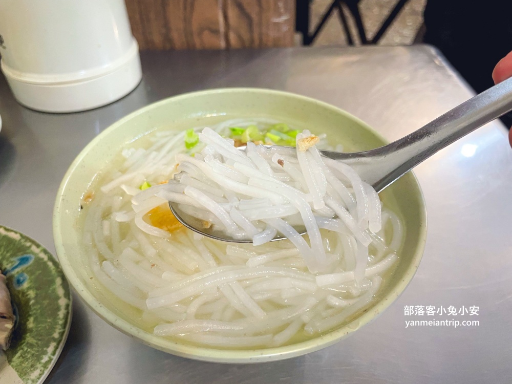 【蘇家米苔目】七堵市場裡生意很好的店家，用餐時間幾乎座無虛席