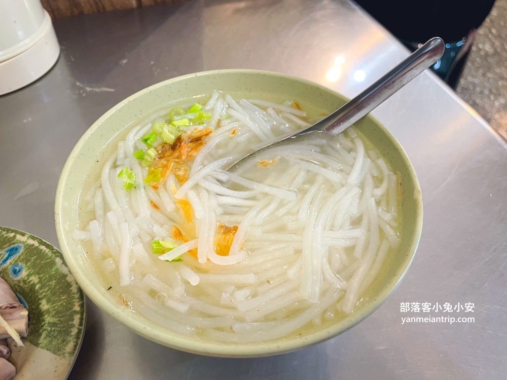 【蘇家米苔目】七堵市場裡生意很好的店家，用餐時間幾乎座無虛席