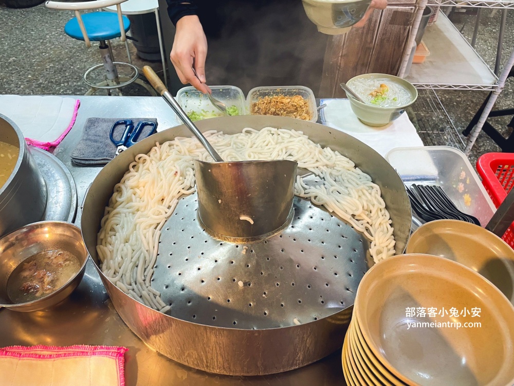 【蘇家米苔目】七堵市場裡生意很好的店家，用餐時間幾乎座無虛席