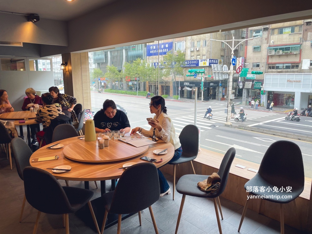 台北【花娘小館】黃仁勳愛店開了南京分店，位於二樓座位一樣難訂