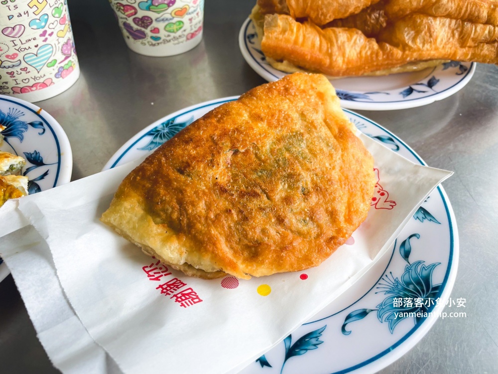 【老街早餐店】推薦必點手擀蔥蛋餅及韭菜盒再選擇酥脆燒餅油條