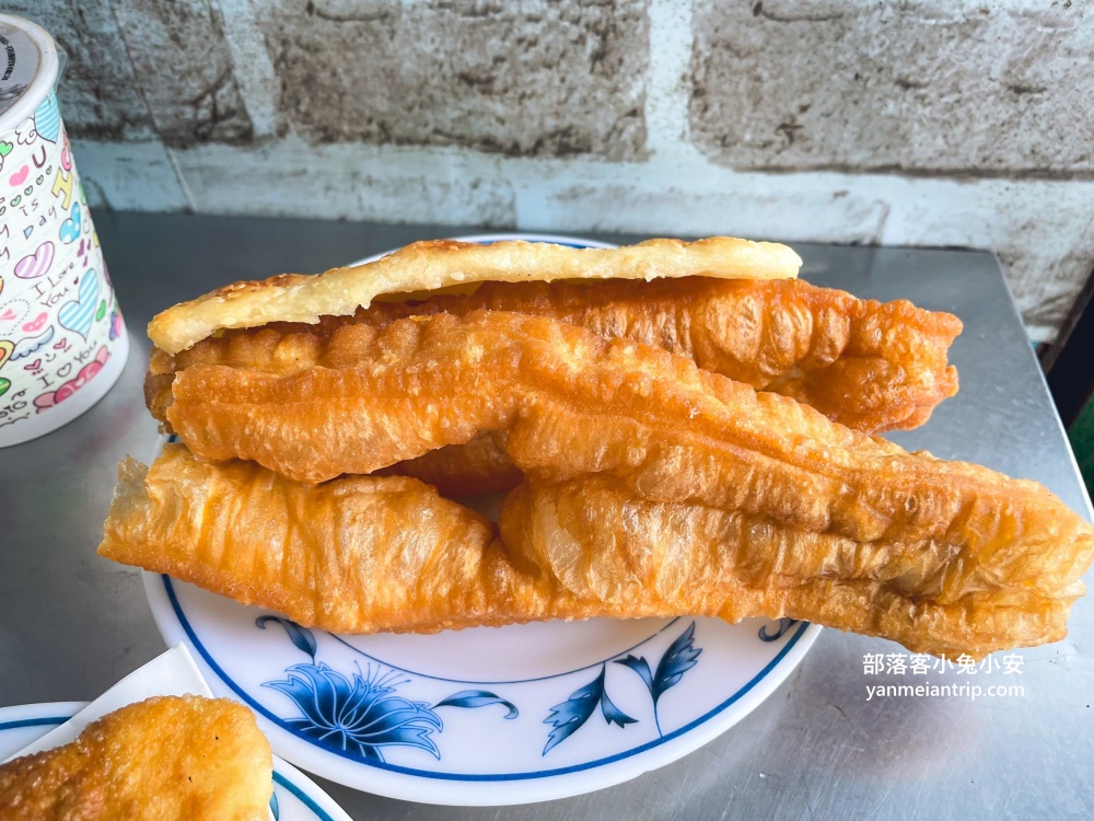 【老街早餐店】推薦必點手擀蔥蛋餅及韭菜盒再選擇酥脆燒餅油條