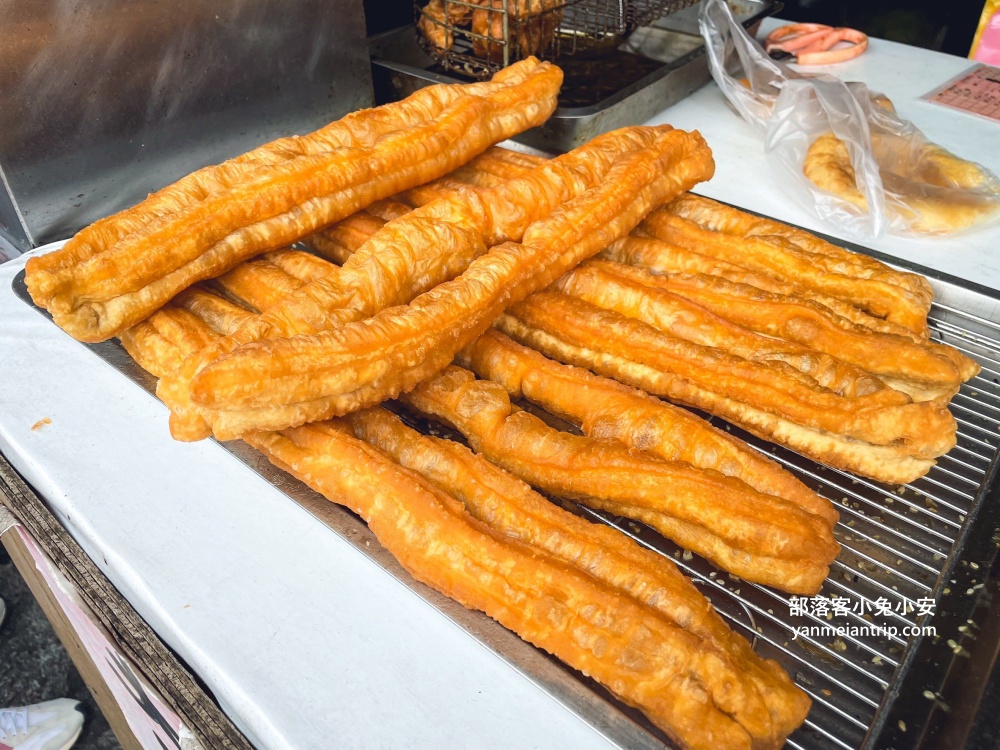 【老街早餐店】推薦必點手擀蔥蛋餅及韭菜盒再選擇酥脆燒餅油條