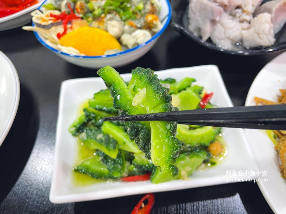 羅東一鑫園小吃》40顆鮮嫩蚵仔的浮誇鮮蚵蓋飯，大碗又滿意好過癮！