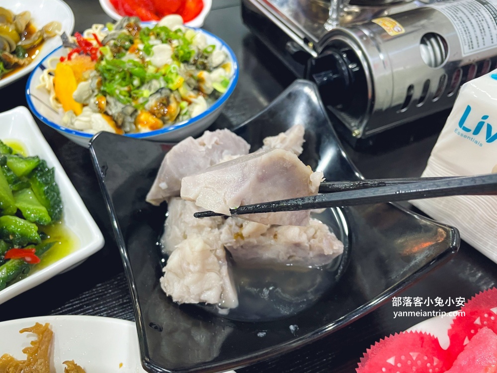 羅東一鑫園小吃》40顆鮮嫩蚵仔的浮誇鮮蚵蓋飯，大碗又滿意好過癮！