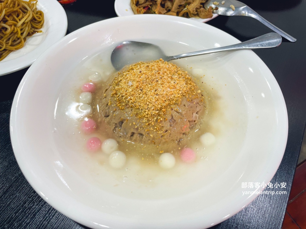 羅東一鑫園小吃》40顆鮮嫩蚵仔的浮誇鮮蚵蓋飯，大碗又滿意好過癮！