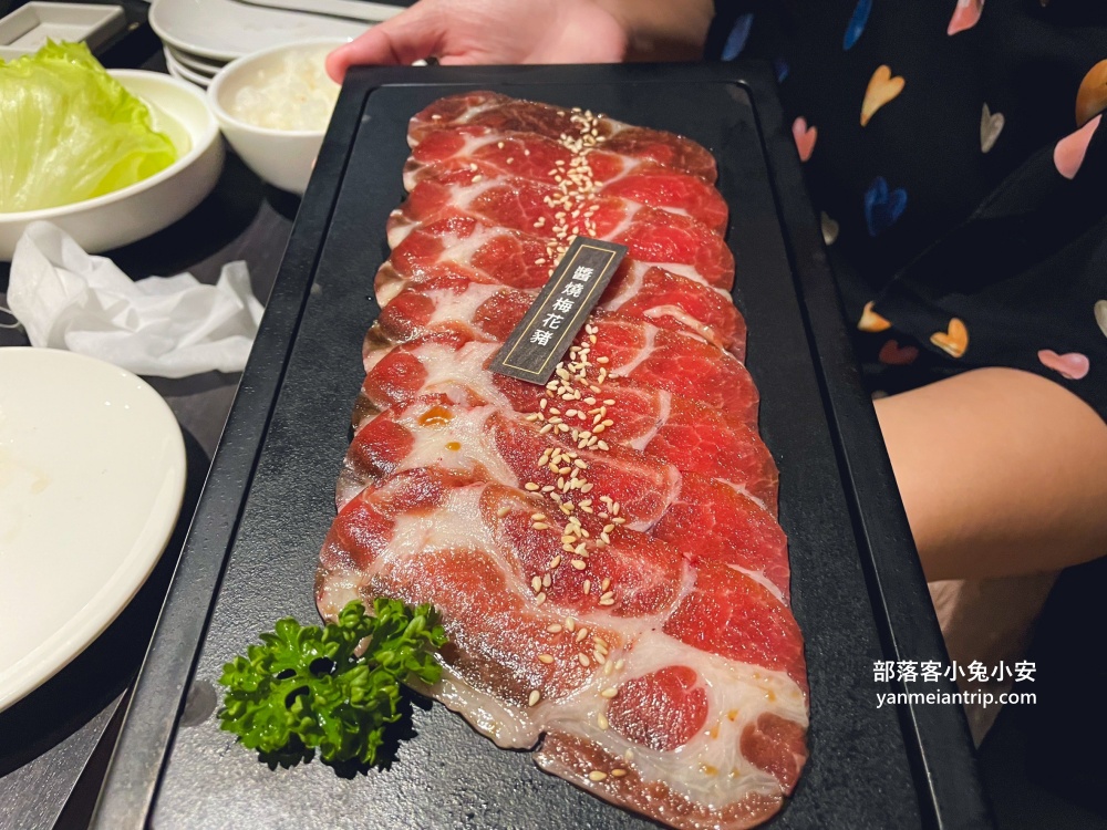 茶六燒肉堂》中清店唯美用餐環境真加分，肉的品質維持很棒(菜色介紹)