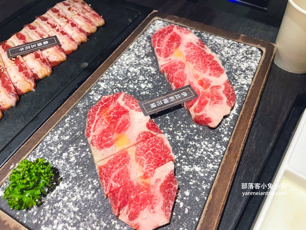 茶六燒肉堂》中清店唯美用餐環境真加分，肉的品質維持很棒(菜色介紹)