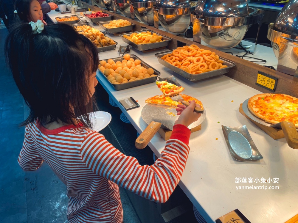 桃園吃到飽【饗厚牛排桃園店】將近百道自助百匯通通無限嗑！