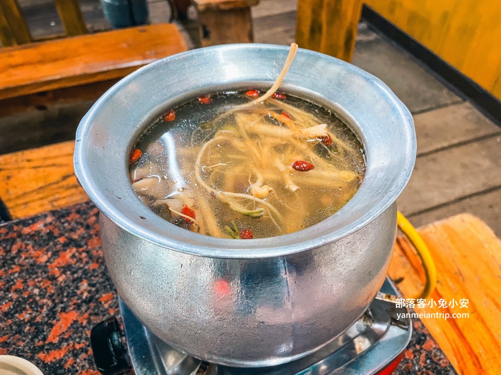 陽明山湯屋《馬槽花藝村》好喝雞湯與特色湯屋，路程稍遠了點。