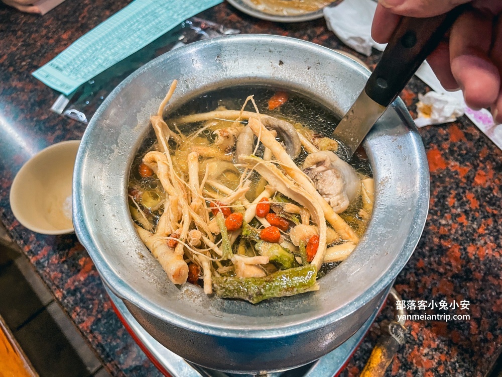 陽明山湯屋《馬槽花藝村》好喝雞湯與特色湯屋，路程稍遠了點。