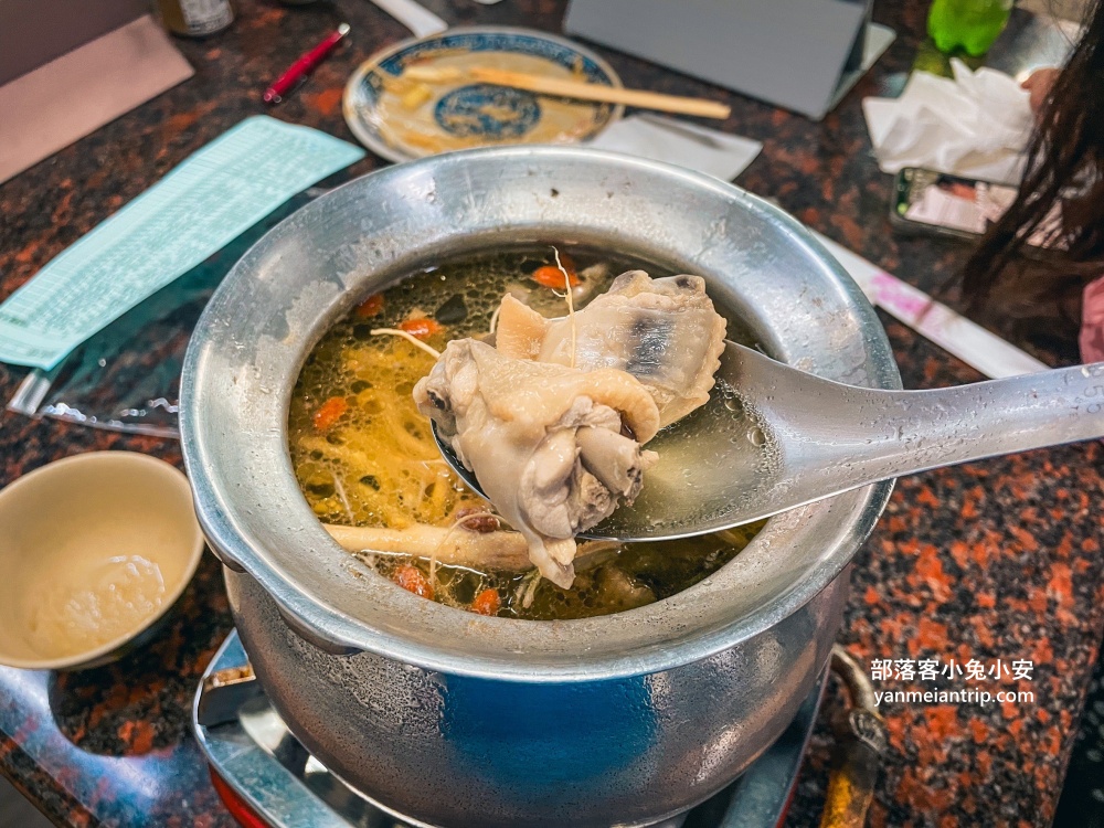 陽明山湯屋《馬槽花藝村》好喝雞湯與特色湯屋，路程稍遠了點。