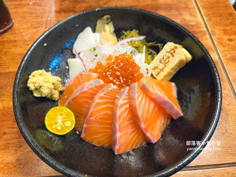 內湖【五漁村丼飯屋】270元就能吃到塞滿滿生魚片丼飯，內用味噌湯無限續