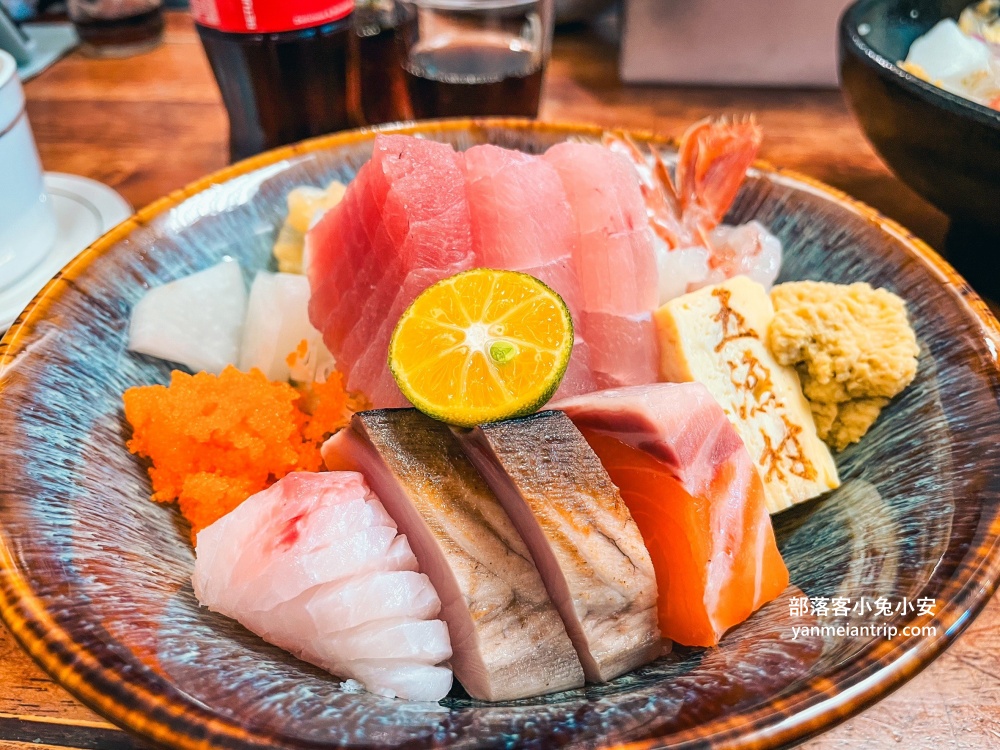 內湖【五漁村丼飯屋】270元就能吃到塞滿滿生魚片丼飯，內用味噌湯無限續