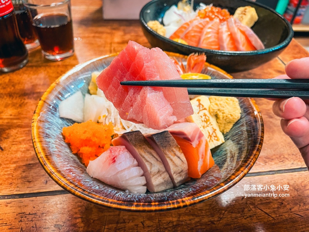 內湖【五漁村丼飯屋】270元就能吃到塞滿滿生魚片丼飯，內用味噌湯無限續