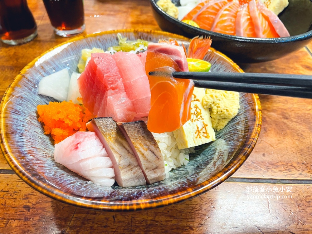 內湖【五漁村丼飯屋】270元就能吃到塞滿滿生魚片丼飯，內用味噌湯無限續