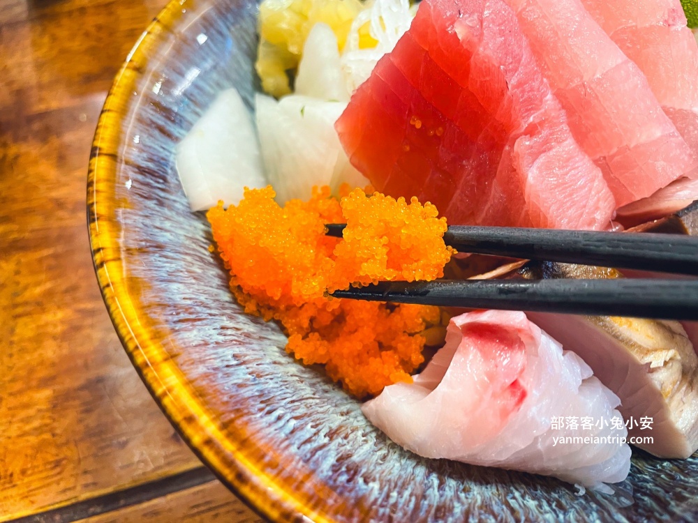 內湖【五漁村丼飯屋】270元就能吃到塞滿滿生魚片丼飯，內用味噌湯無限續