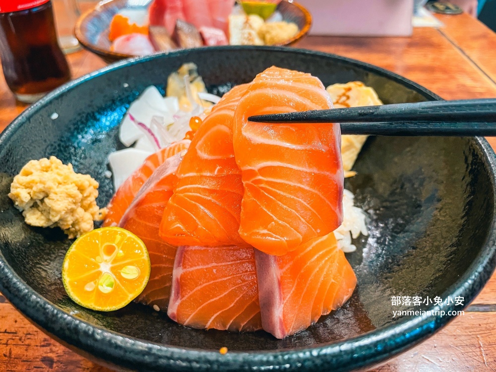 內湖【五漁村丼飯屋】270元就能吃到塞滿滿生魚片丼飯，內用味噌湯無限續