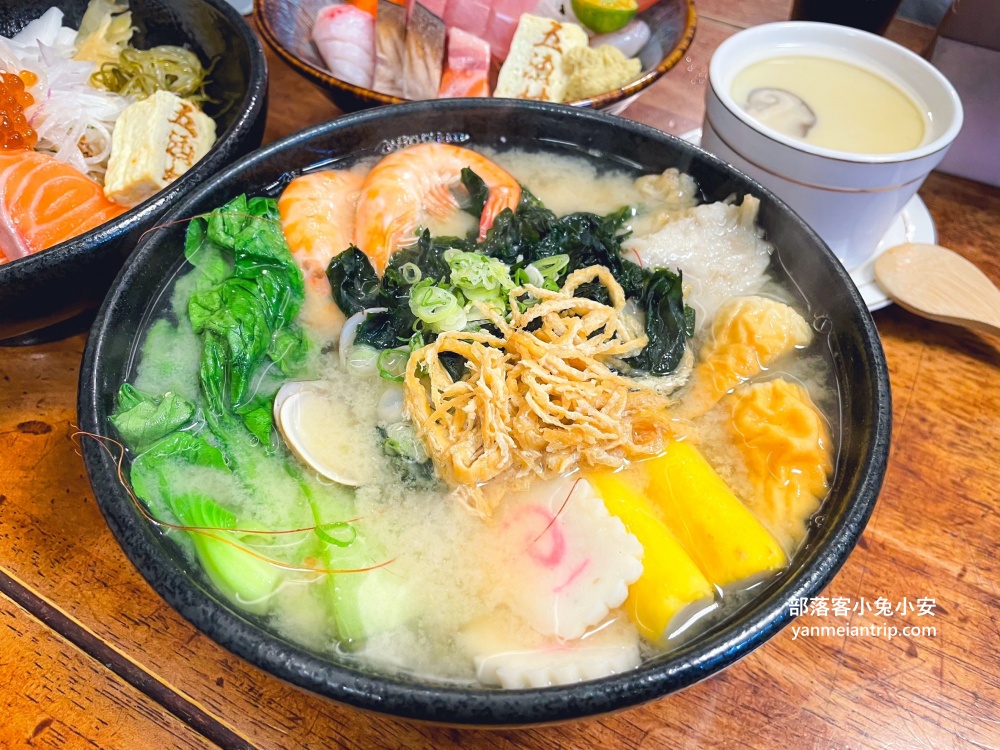 內湖【五漁村丼飯屋】270元就能吃到塞滿滿生魚片丼飯，內用味噌湯無限續