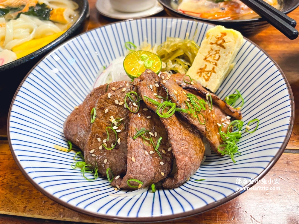 內湖【五漁村丼飯屋】270元就能吃到塞滿滿生魚片丼飯，內用味噌湯無限續