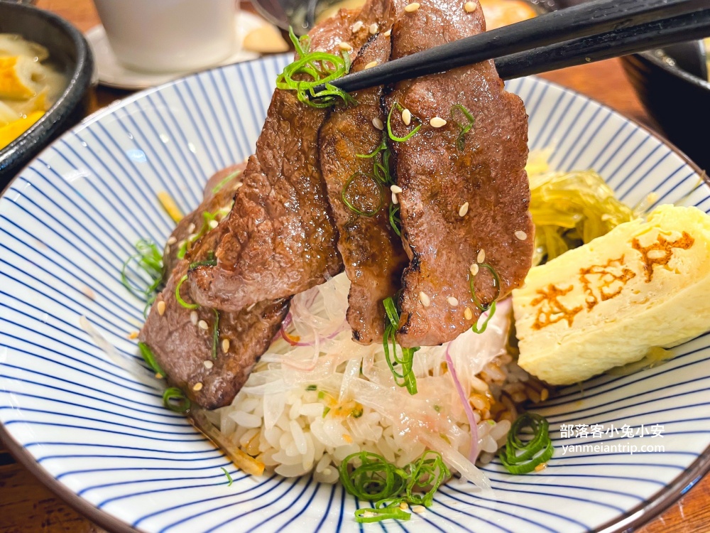 內湖【五漁村丼飯屋】270元就能吃到塞滿滿生魚片丼飯，內用味噌湯無限續