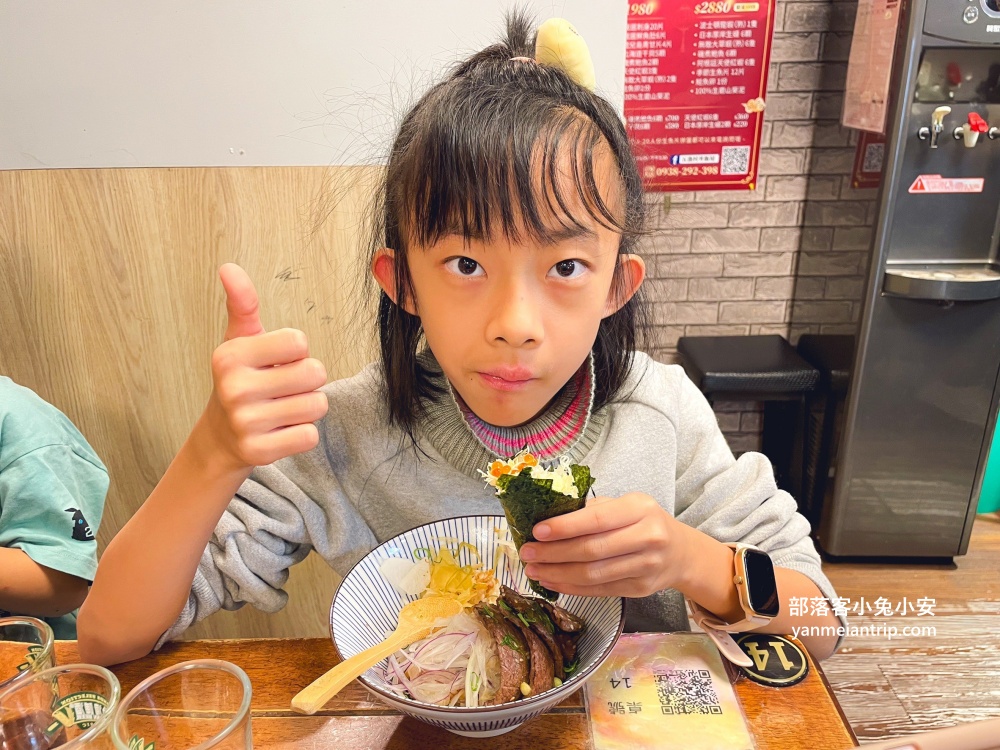 內湖【五漁村丼飯屋】270元就能吃到塞滿滿生魚片丼飯，內用味噌湯無限續