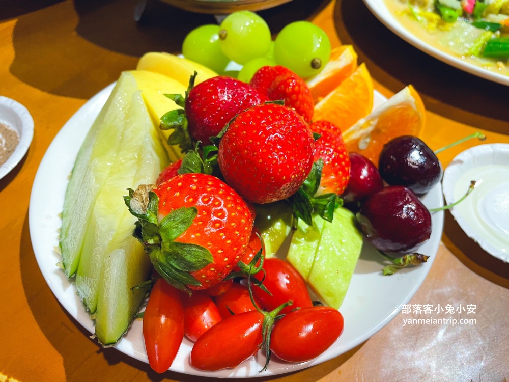 宜蘭冬山鄉☀️「甲富哥活海產」不僅海魚有新鮮，餐後水果盤也很大方(攻略)