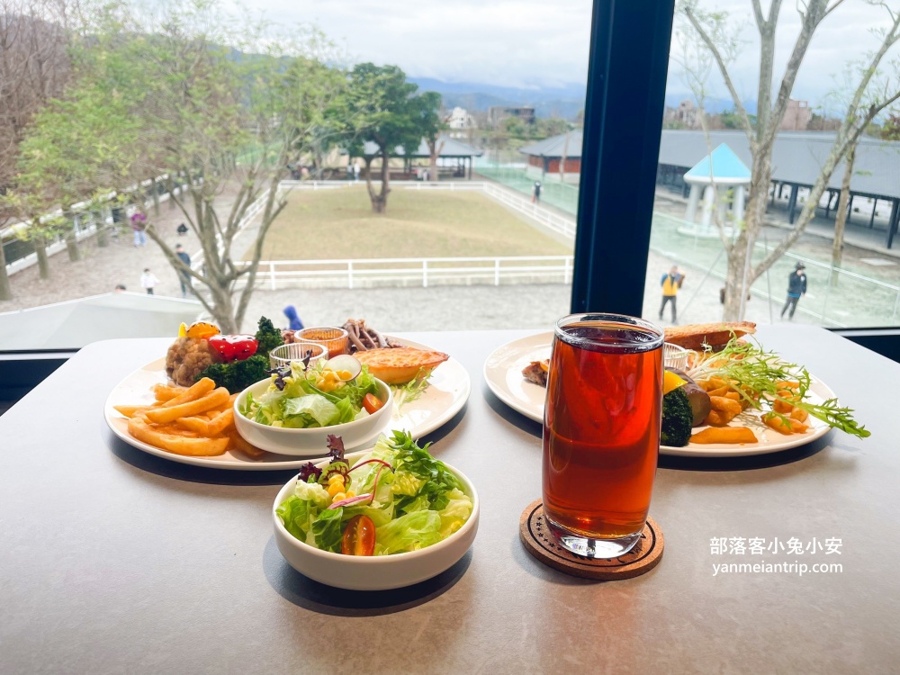 【宜蘭樹懶餐廳】全新萌寵景觀餐廳！來餵食高地牛、泰迪羊、鸚鵡，現場還有鵜鶘驚喜現身！