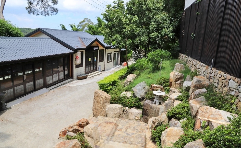 網站近期文章：苗栗【綠意山莊】瞧見可愛的哈比屋、繽紛糖果屋、風車等豐富元素