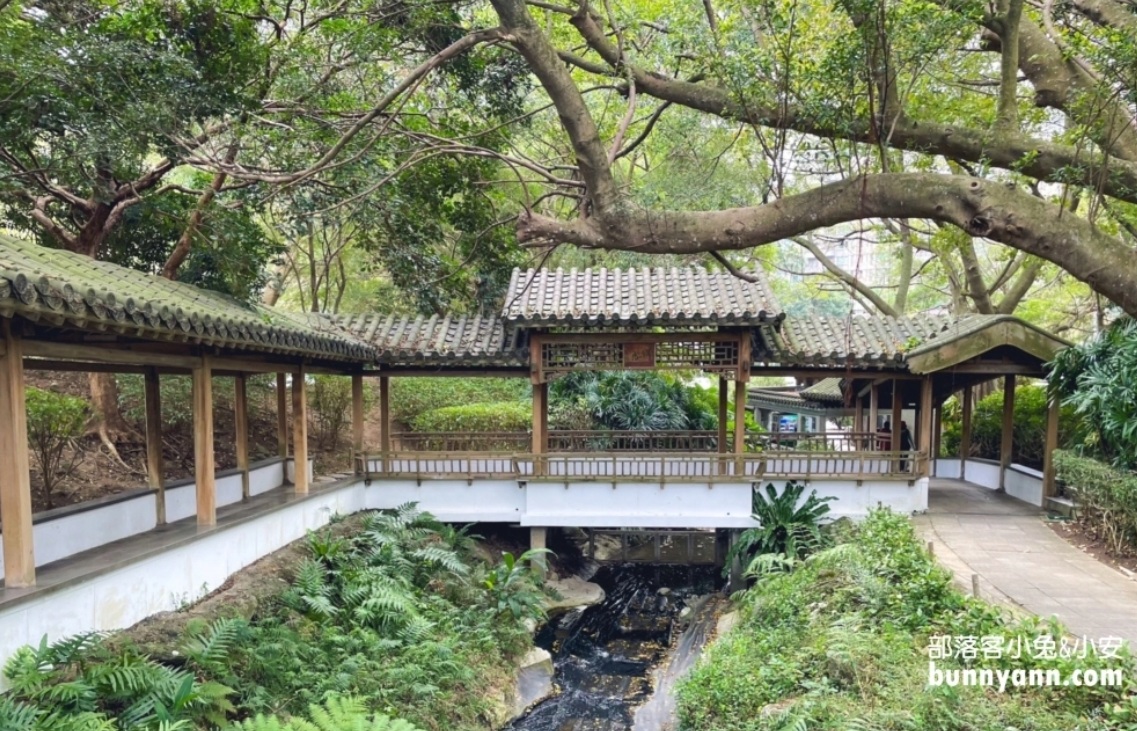 台北【至善園】至善園最迷人的地方，在於唯美的閣樓、湖畔步道、木造迴廊與拱橋