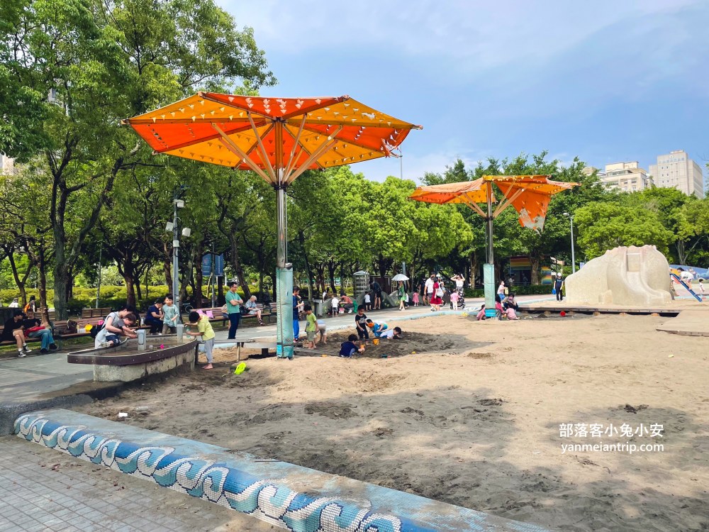 台北市【大安森林公園】來回不用半小時，輕鬆賞湖泊美景與親子遊戲區