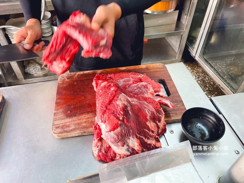 嘉義【新港福玉牛肉湯】超高CP值牛雜湯，白飯淋上滷汁一定要吃！