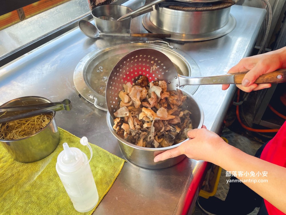 嘉義【新港福玉牛肉湯】超高CP值牛雜湯，白飯淋上滷汁一定要吃！