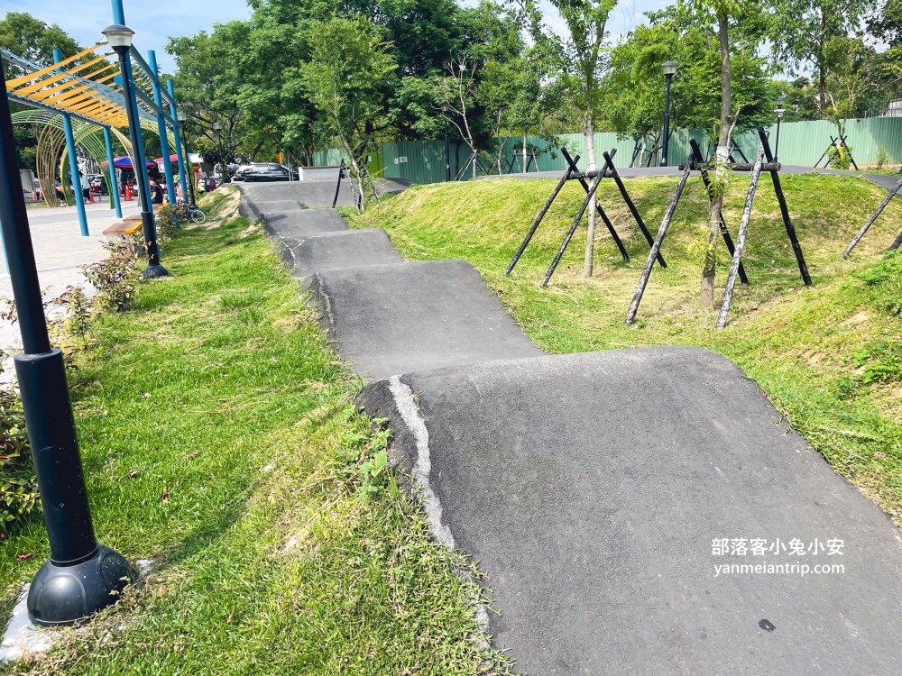 南投【草屯酷比親子運動公園】可以待一小時玩樂，開欣玩滾輪溜滑梯與親子遊戲區