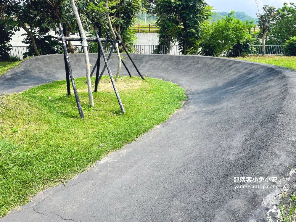 南投【草屯酷比親子運動公園】可以待一小時玩樂，開欣玩滾輪溜滑梯與親子遊戲區