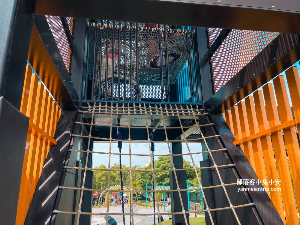 南投【草屯酷比親子運動公園】可以待一小時玩樂，開欣玩滾輪溜滑梯與親子遊戲區