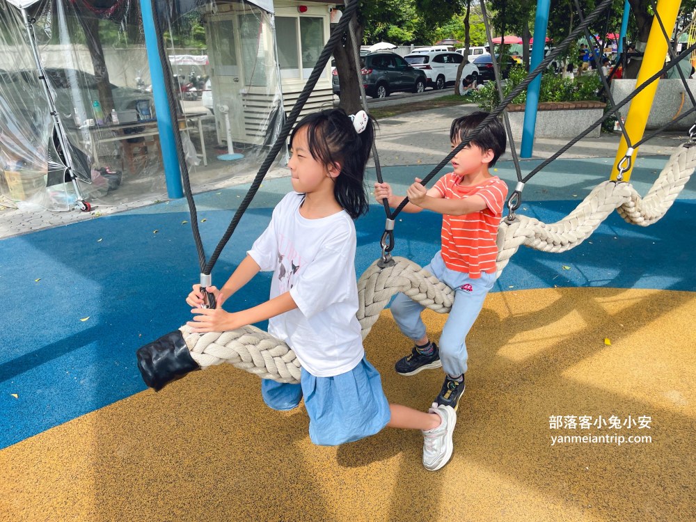 南投【草屯酷比親子運動公園】可以待一小時玩樂，開欣玩滾輪溜滑梯與親子遊戲區