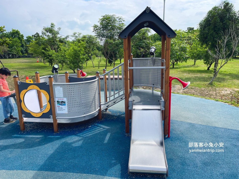 南投【草屯酷比親子運動公園】可以待一小時玩樂，開欣玩滾輪溜滑梯與親子遊戲區