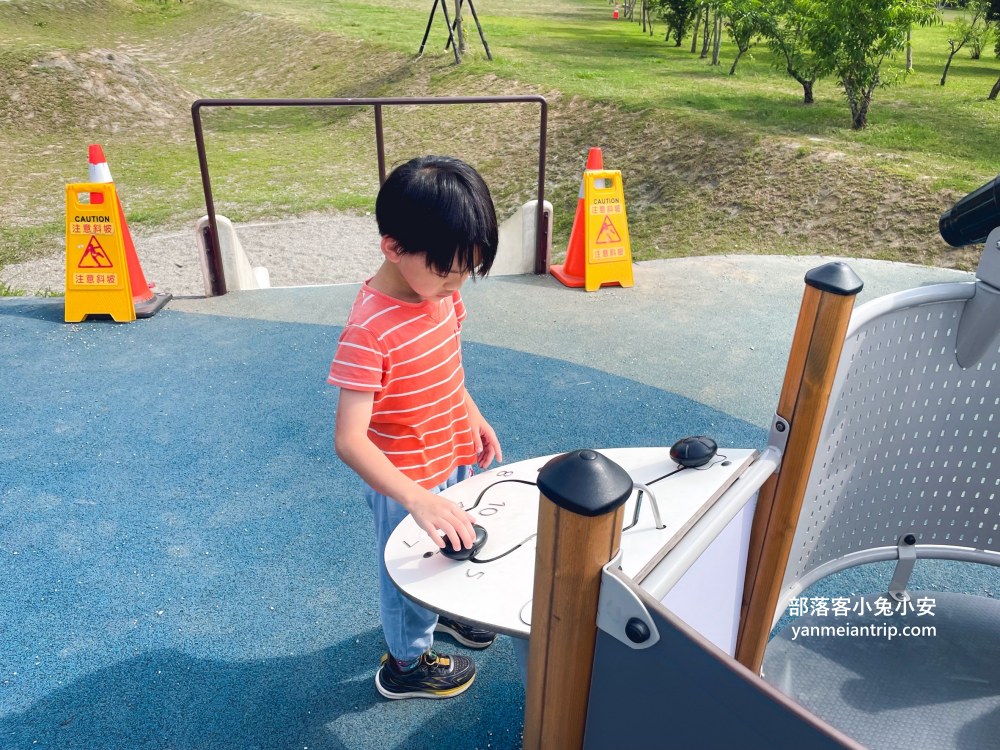 南投【草屯酷比親子運動公園】可以待一小時玩樂，開欣玩滾輪溜滑梯與親子遊戲區
