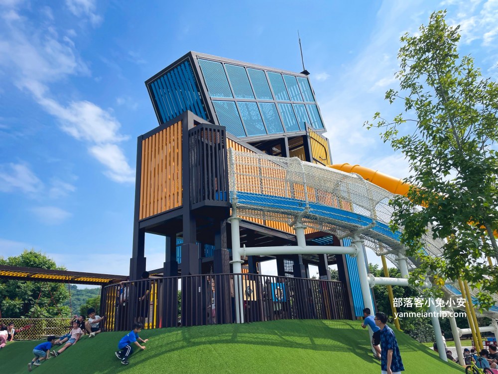 南投【草屯酷比親子運動公園】可以待一小時玩樂，開欣玩滾輪溜滑梯與親子遊戲區