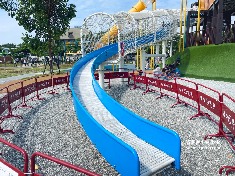 南投【草屯酷比親子運動公園】可以待一小時玩樂，開欣玩滾輪溜滑梯與親子遊戲區